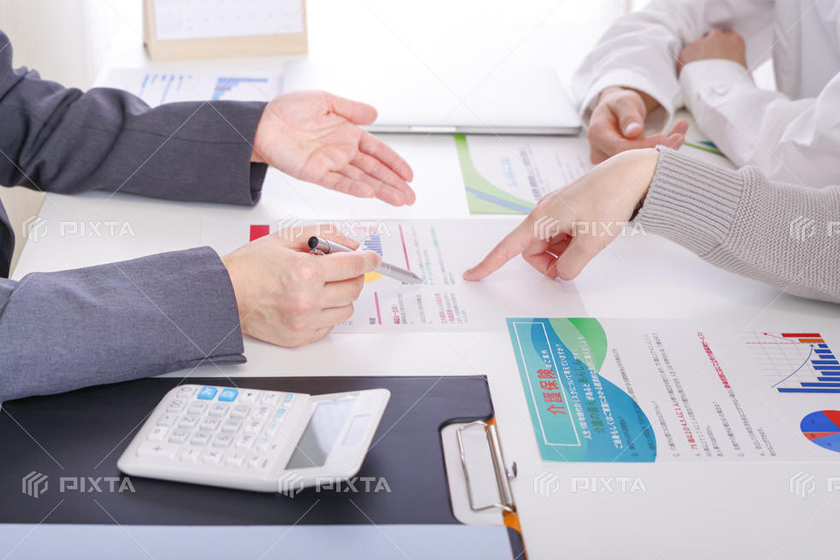 お客様の将来設計に合わせ、無理のない返済プランを一緒に考えます。 複数金融機関の比較や金利タイプの選び方、借換えのポイントまで丁寧にサポートし、 「どのローンを選べばいいかわからない」を安心に変える相談体制をご提供します。