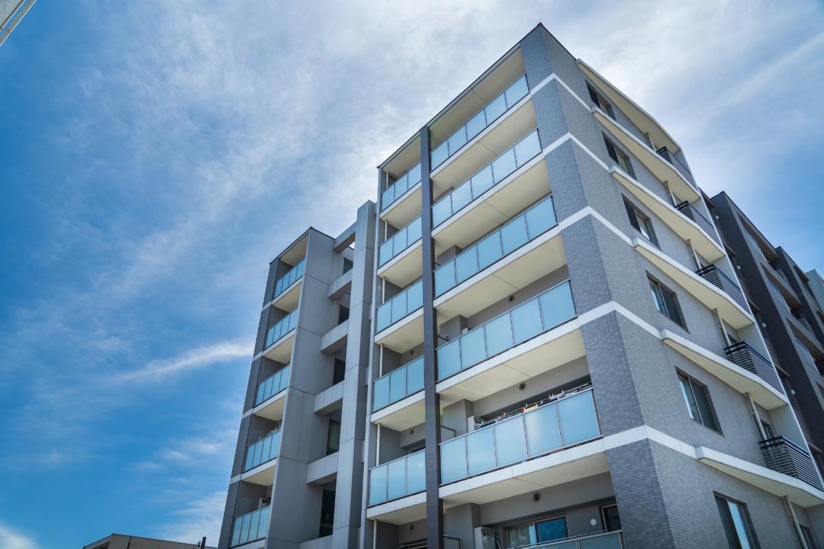 投資用不動産の選定から購入後の運用改善、売却タイミングの検討まで、 資産価値の最大化を見据えたサポートを行います。 市場分析や収支シミュレーションをもとに、長期的に安定した運用ができるようご提案します。