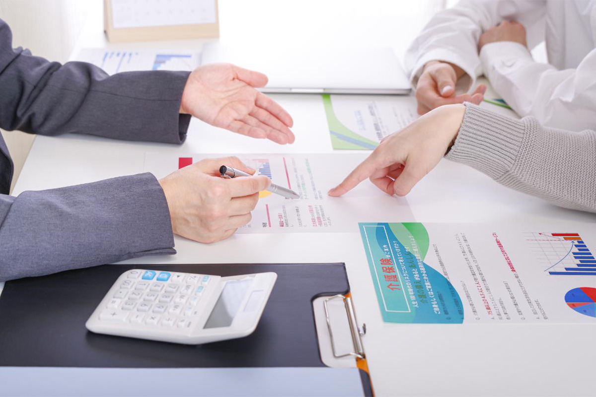 お客様の将来設計に合わせ、無理のない返済プランを一緒に考えます。 複数金融機関の比較や金利タイプの選び方、借換えのポイントまで丁寧にサポートし、 「どのローンを選べばいいかわからない」を安心に変える相談体制をご提供します。